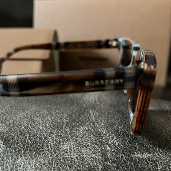 Brand new authentic Burberry sunglasses - Picture 2 of 7